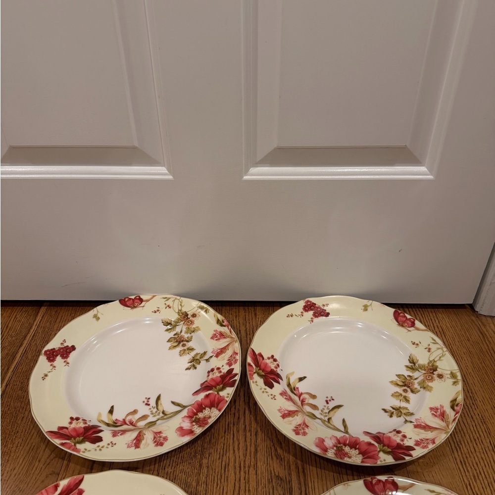 Set of 6 222 Fifth Summer Botanical Lutece Fleur Rouge Scalloped Rim 11" - Picture 2 of 5